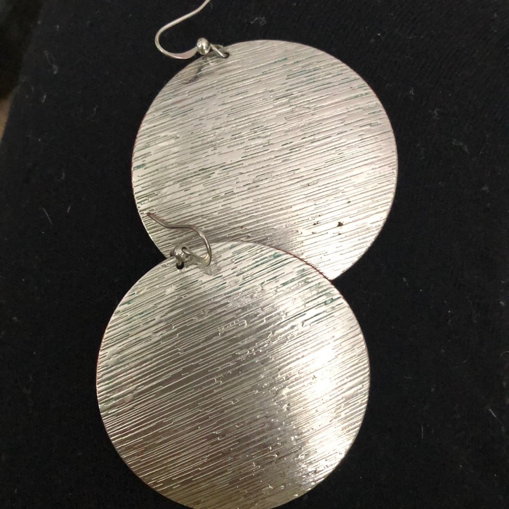 ❣️ {BUY NOW ONLY} $5 textured silver earrings.